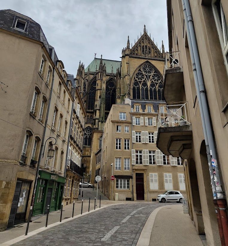 Metz Cathedral nad domy